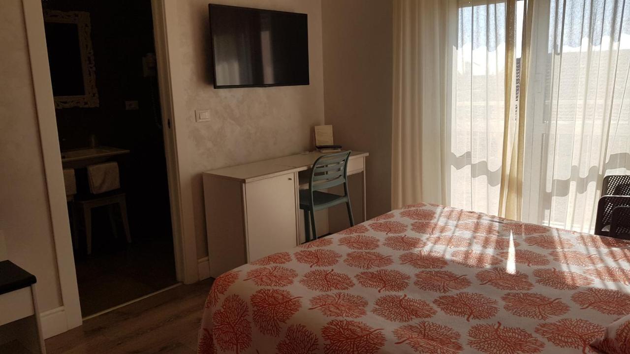 Hotel Enrico Алассио Экстерьер фото